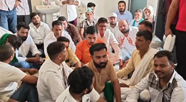 मुजफ्फरनगर में बिजली संकट पर भड़का रालोद, मुख्य अभियंता कार्यालय का घेराव, एफआईआर वापस लेने की मांग पर जोरदार प्रदर्शन