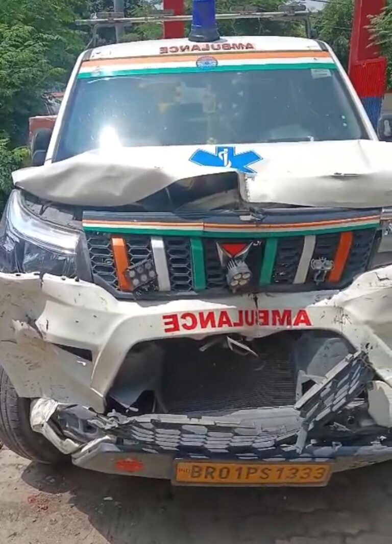 देवरिया में तेज रफ्तार एंबुलेंस का कहर, चेकिंग कर रहे तीन पुलिसकर्मी समेत चार घायल