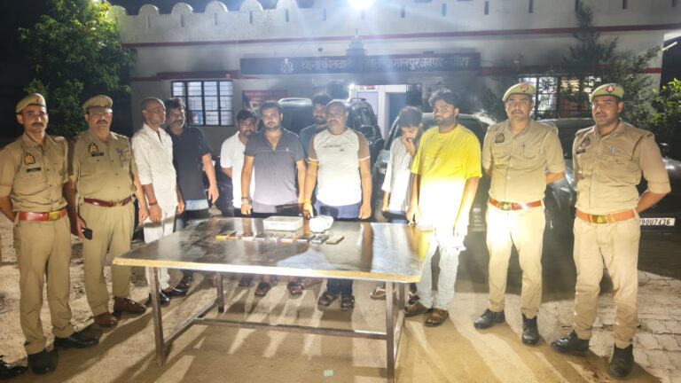 बांदा में जुए के अड्डे पर पुलिस का शिकंजा: मवई बाईपास से 8 जुआरी गिरफ्तार, ₹2.06 लाख नकद समेत लाखों का सामान बरामद