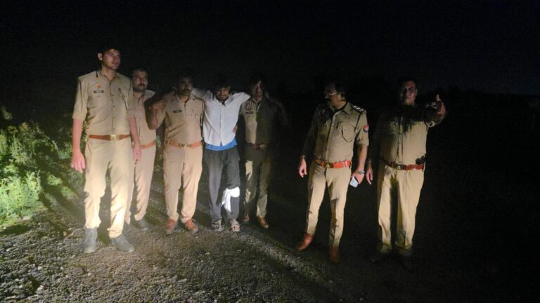 नोएडा में गोकशी आरोपी बदमाश पुलिस मुठभेड़ में गिरफ्तार, पैर में लगी गोली; तीन साथी फरार