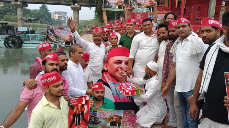वाराणसी में अखिलेश यादव के जन्मदिन पर सपा कार्यकर्ताओं का शक्ति प्रदर्शन: वरुणा घाट पर महाआरती, वरुणा कॉरिडोर को फिर बनाया सियासी मुद्दा