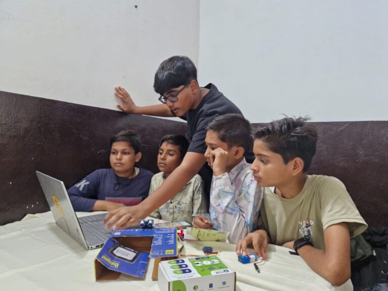 हमीरपुर में ग्रामीण प्रतिभाओं को रोबोटिक्स की ट्रेनिंग, अमेरिका से आए छात्र ने बच्चों को सिखाई आधुनिक तकनीक