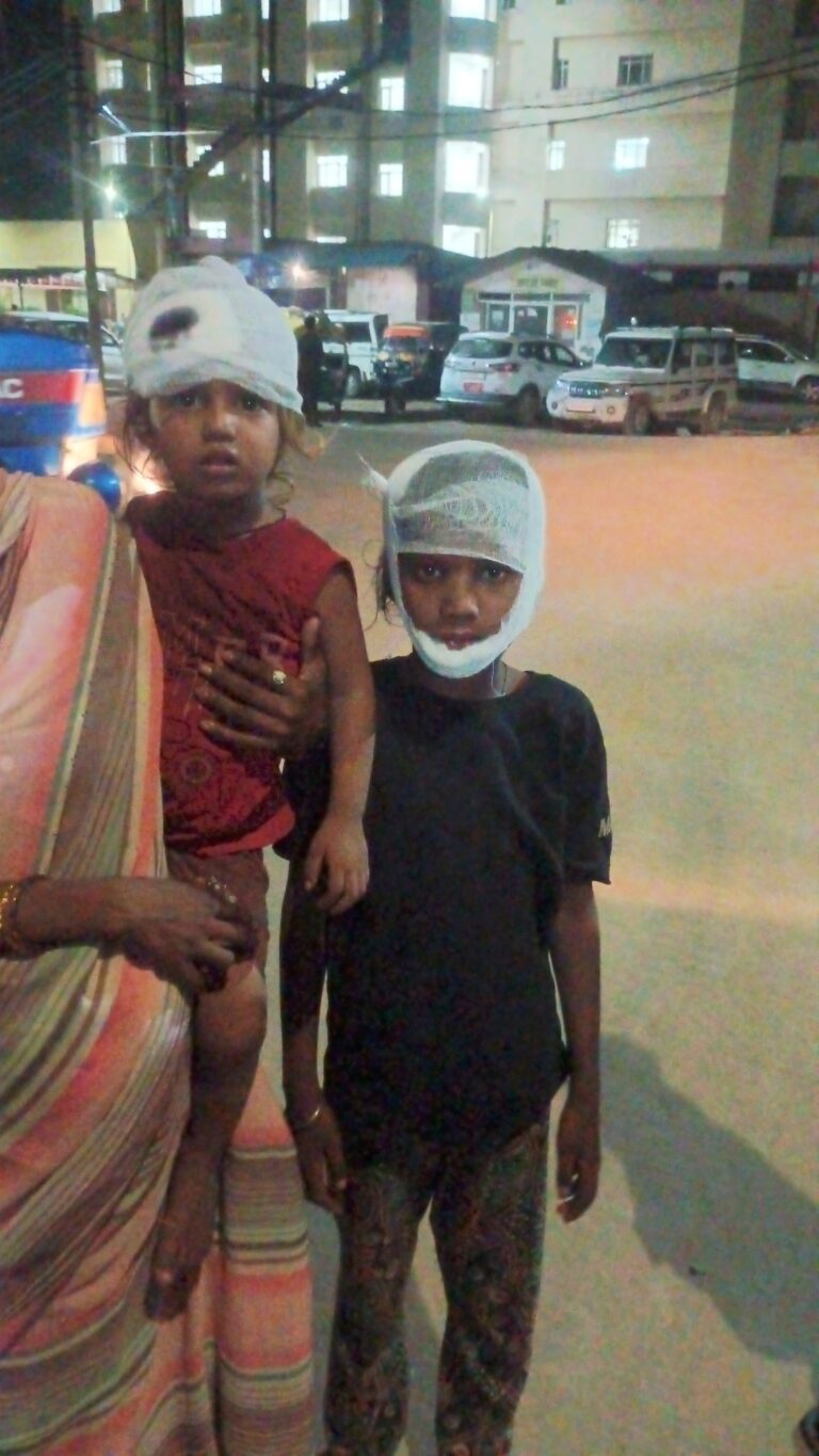 देवरिया में दर्दनाक हादसा: पड़ोसी की चहारदीवारी शेड पर गिरी, महिला की मौत, तीन मासूम घायल