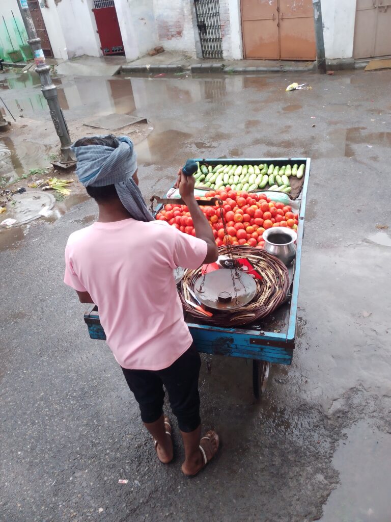 बारिश ने दी महंगाई से राहत! वाराणसी में टमाटर 60 से 40 रुपये, आलू भी हुआ सस्ता