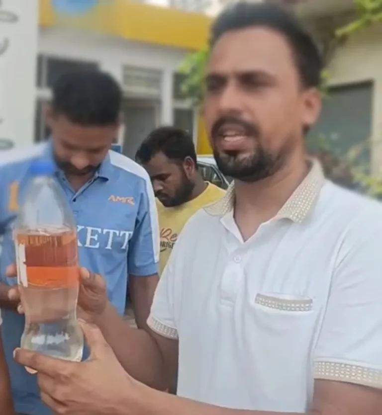 खतौली में पेट्रोल में मिलावट के आरोप पर पेट्रोल पंप पर बवाल, बाइक बंद होने के बाद फूटा लोगों का गुस्सा, जांच के लिए भेजे गए नमूने