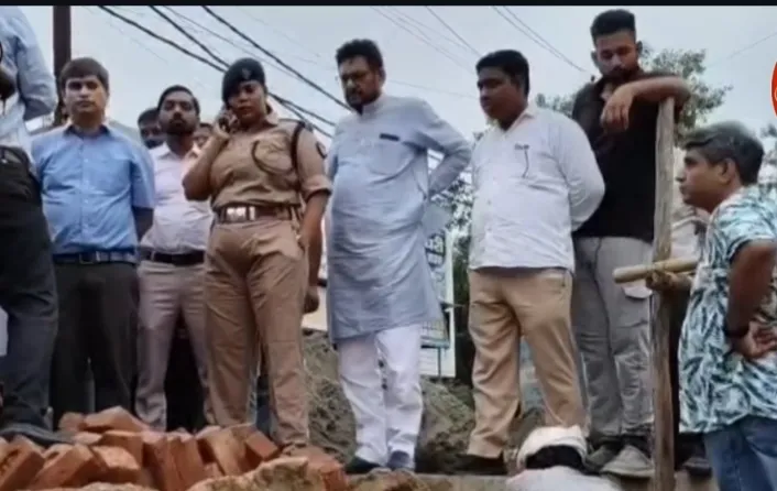खतौली में कांवड़ यात्रा की तैयारियां तेज, निर्माणाधीन पुलिया का अधिकारियों ने किया निरीक्षण