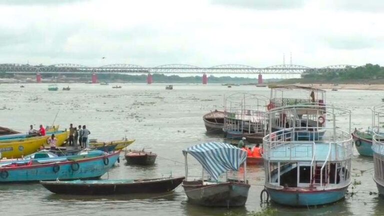 काशी में बढ़ा गंगा का जलस्तर, दशाश्वमेध घाट की आरती चौकी तक पहुंचा पानी; घाटों पर अलर्ट
