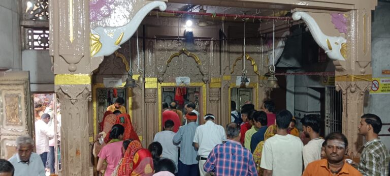 सावन से पहले वाराणसी के मृत्युंजय महादेव मंदिर में उमड़ी श्रद्धालुओं की भीड़, भक्ति में डूबे शिवभक्त