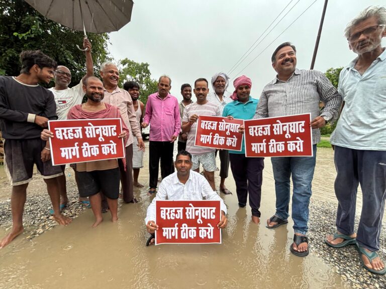 देवरिया में सड़क के गड्ढों में बैठकर सपा नेता का प्रदर्शन, 21 जुलाई से भूख हड़ताल का ऐलान