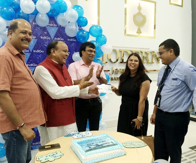 बरेली ने भरी उड़ान—जेवर एयरपोर्ट के लिए पहली फ्लाइट रवाना, मुस्कुराते चेहरों और तालियों के बीच शुरू हुई नई हवाई कड़ी