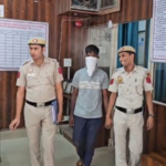 दिल्ली पुलिस ने शातिर स्नैचर को दबोचा, चोरी के मोबाइल और बाइक बरामद