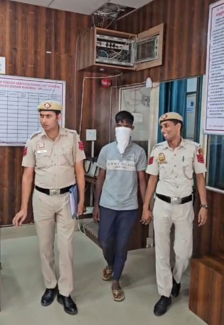 दिल्ली पुलिस ने शातिर स्नैचर को दबोचा, चोरी के मोबाइल और बाइक बरामद