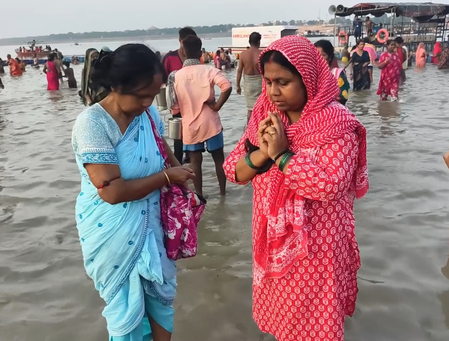 गुरु पूर्णिमा पर प्रयागराज संगम में आस्था की डुबकी, श्रद्धालुओं ने पूजा-अर्चना और दान कर मांगी सुख-शांति की कामना