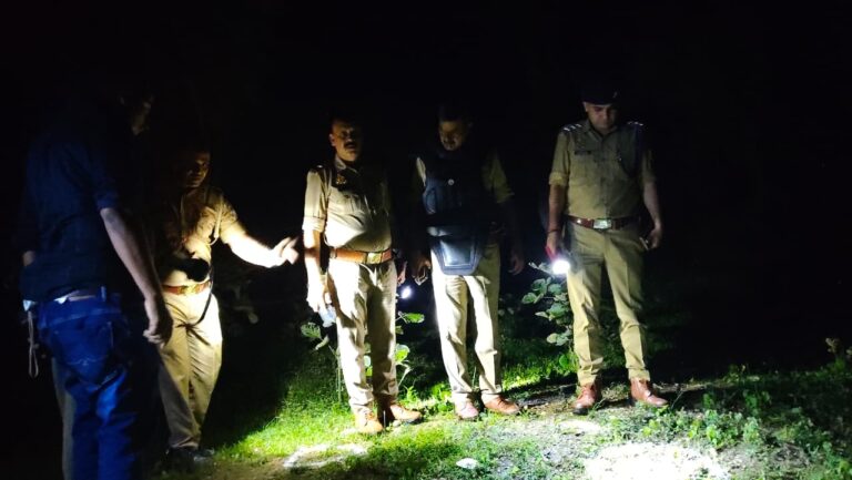 सोनभद्र में पुलिस मुठभेड़ में दो लुटेरे गिरफ्तार, एक के पैर में लगी गोली, लूट का सामान बरामद