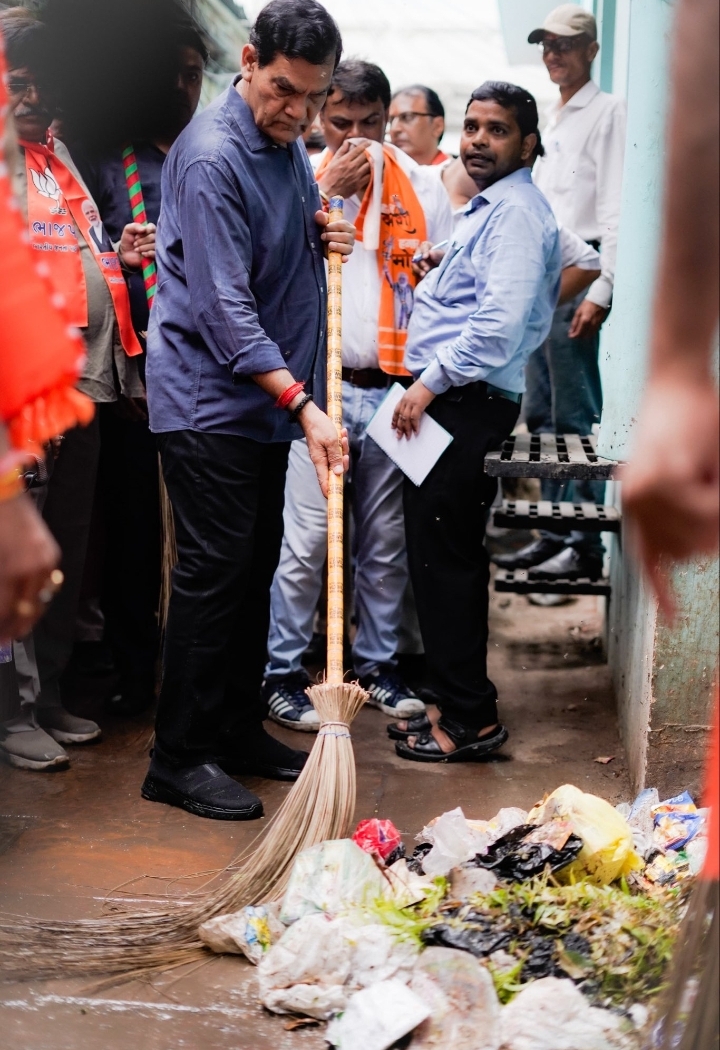 वाराणसी में 76 दिवसीय वार्ड प्रवास कार्यक्रम शुरू, मंत्री अरविंद शर्मा ने झाड़ू लगाकर दिया स्वच्छता का संदेश