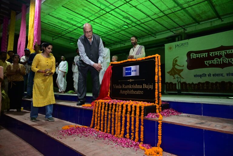 300 साल पुराने बरगद की छांव में सजी ‘पुरवइया’ की सांस्कृतिक शाम, देवरिया में विमला रामकृष्ण बजाज एम्फीथिएटर का भव्य शुभारंभ