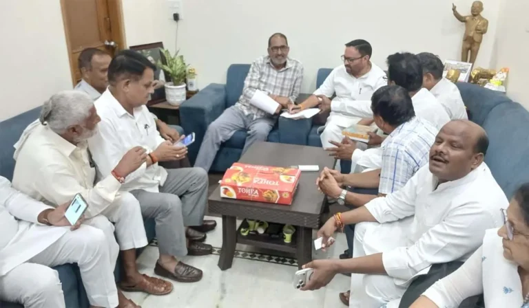 मुजफ्फरनगर में शामली-गोरखपुर एक्सप्रेसवे के मुआवजे को लेकर किसानों की आवाज बुलंद, कैबिनेट मंत्री से मिले ग्रामीण