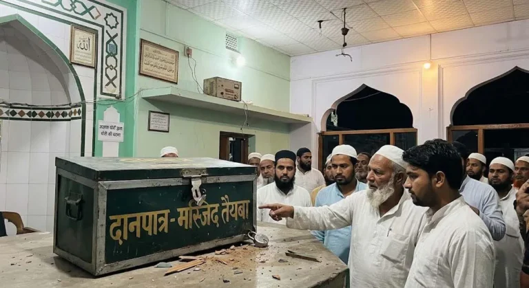मुजफ्फरनगर में मस्जिद बनी चोरों का निशाना! दानपात्र की नकदी और कीमती सामान चोरी, लोगों में भारी आक्रोश