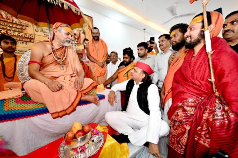 शंकराचार्य से मिले अखिलेश यादव, गौ संरक्षण और सनातन के मुद्दों पर हुई चर्चा; मिला कामधेनु गौमाता का आशीर्वाद