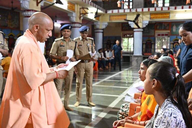 बारिश में भी जनता की सुनवाई: सीएम योगी ने गोरखनाथ मंदिर में 250 लोगों की सुनी समस्याएं, बोले- हर परेशानी का होगा समाधान