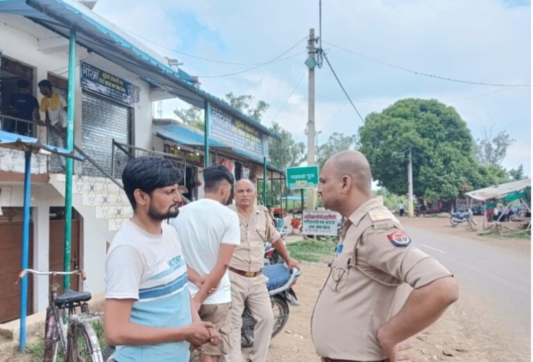 मीरजापुर में सर्राफा दुकान पर बड़ी चोरी, आलमारी उठाकर ले गए चोर, 4 लाख के जेवर पार