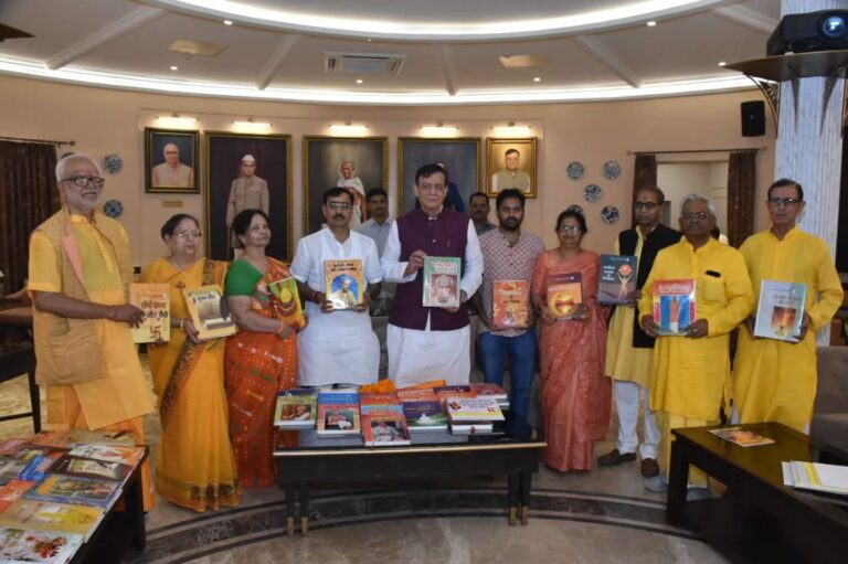 यूपी विधानसभा पुस्तकालय में स्थापित हुआ युगऋषि वाङ्मय, सतीश महाना बोले- सद्साहित्य देता है सकारात्मक दिशा