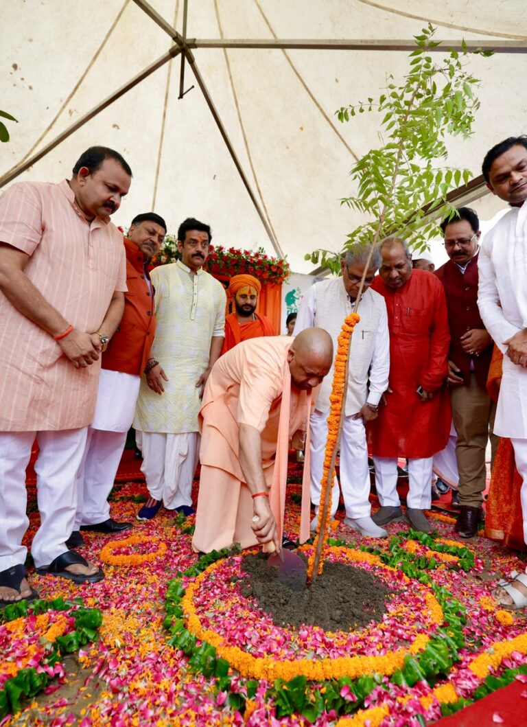 गोरखपुर से सीएम योगी ने शुरू किया ‘वृक्षारोपण महायज्ञ-2026’, बोले- मां और धरती मां के नाम पर जरूर लगाएं एक पेड़
