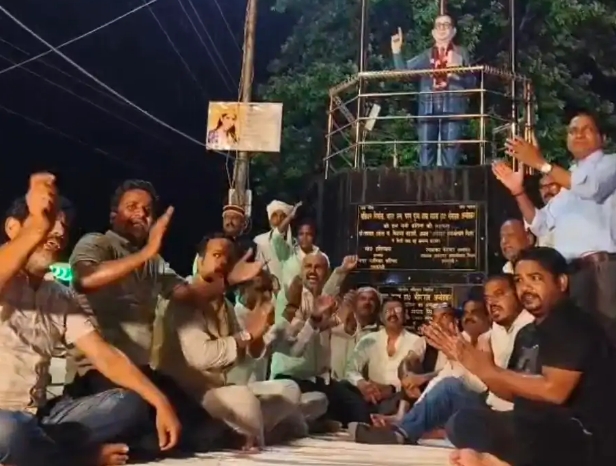 रायबरेली में कांग्रेस का प्रदर्शन, राहुल गांधी और प्रियंका गांधी की हिरासत के विरोध में धरने पर बैठे कार्यकर्ता
