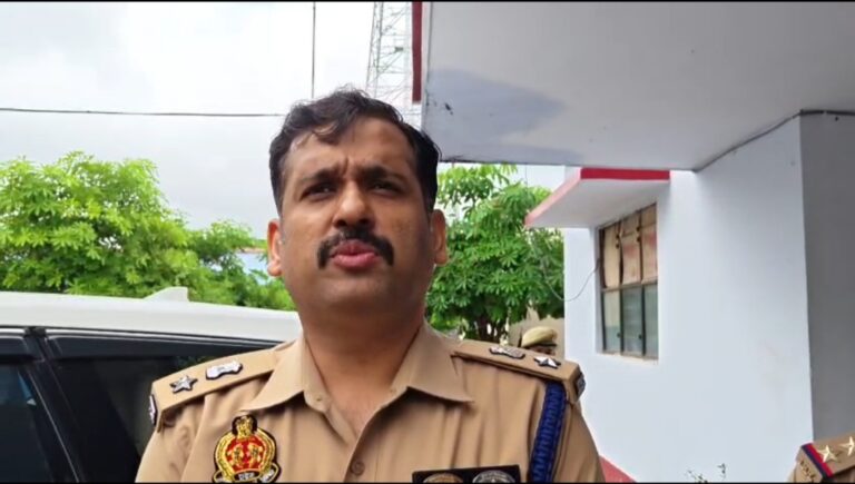 सीतापुर में सड़क किनारे मिला महिला का शव, गले पर चोट के निशान; मायके पक्ष ने लगाया हत्या का आरोप