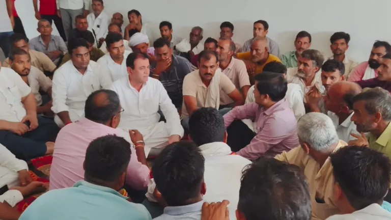 मुजफ्फरनगर में तबादलों पर फूटा बिजली कर्मियों का गुस्सा, एक्सईएन कार्यालय पर जड़ा धरना! 45 संविदा कर्मचारियों के ट्रांसफर के विरोध में ठप रहा कामकाज