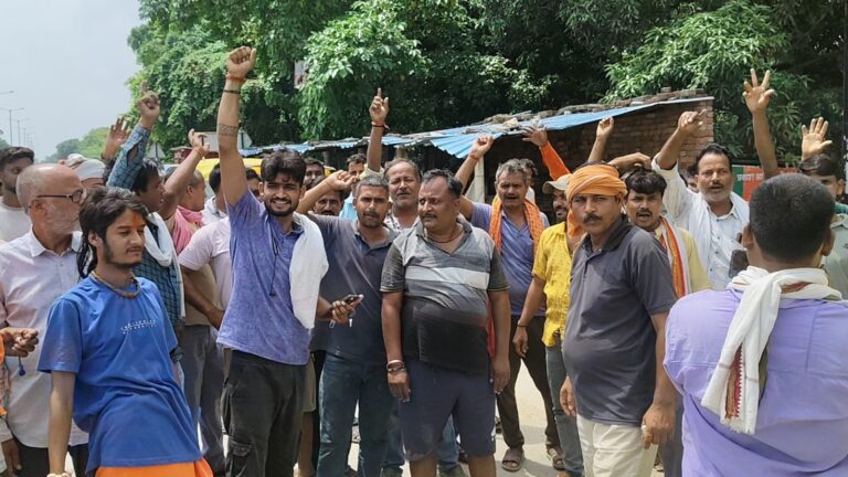 सुलतानपुर में ई-रिक्शा चालकों का हल्लाबोल: अवैध वसूली और भारी चालान के विरोध में हड़ताल, स्थायी स्टैंड की उठाई मांग