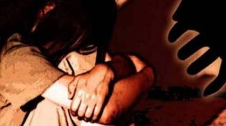 मुरादनगर में मानवता शर्मसार: पांचवीं की छात्रा को बहला-फुसलाकर घर ले गया नाबालिग, दुष्कर्म के बाद परिवार सहित हुआ फरार