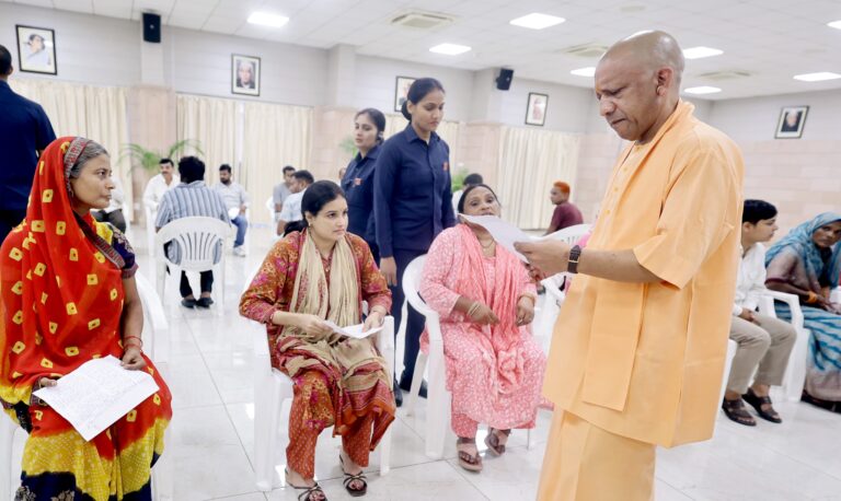 जनता दर्शन में सीएम योगी का भरोसा: ‘किसी को परेशान नहीं होने देंगे’, फरियादियों की सुनी समस्याएं, बच्चों को दी चॉकलेट