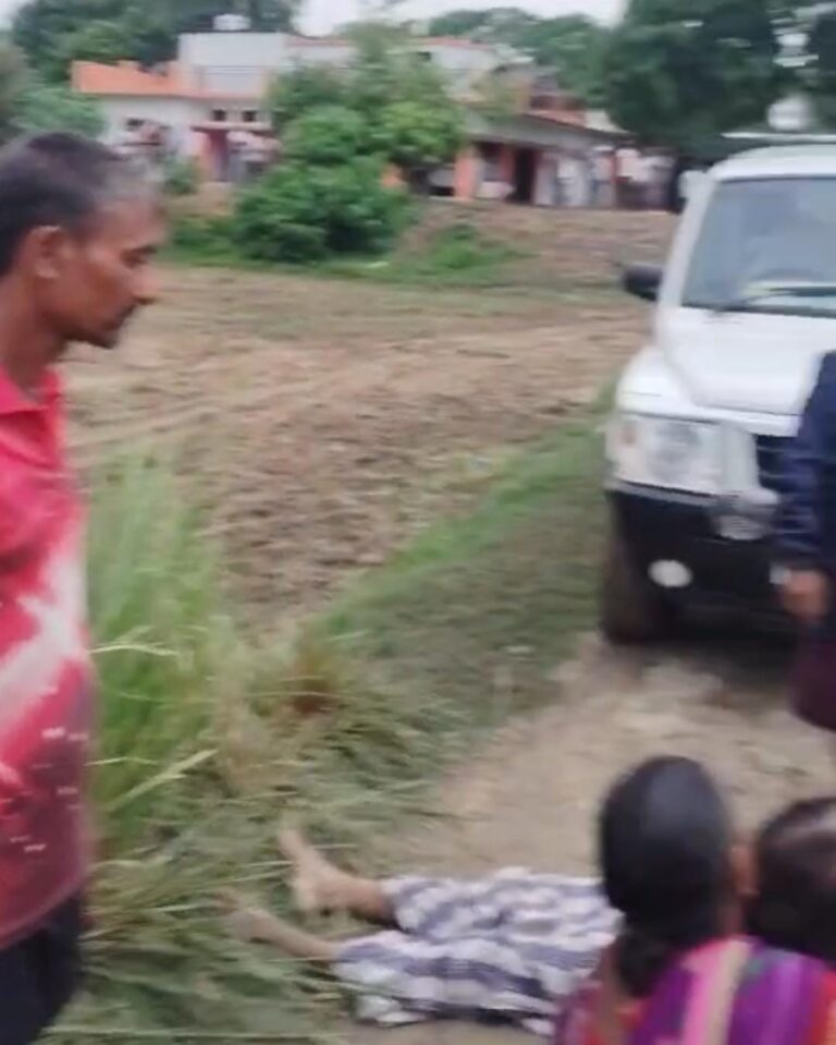 देवरिया में आईजीआरएस जांच के दौरान वृद्ध की मौत से बवाल: परिजनों ने धक्का देकर हत्या का लगाया आरोप, शव रखकर किया प्रदर्शन