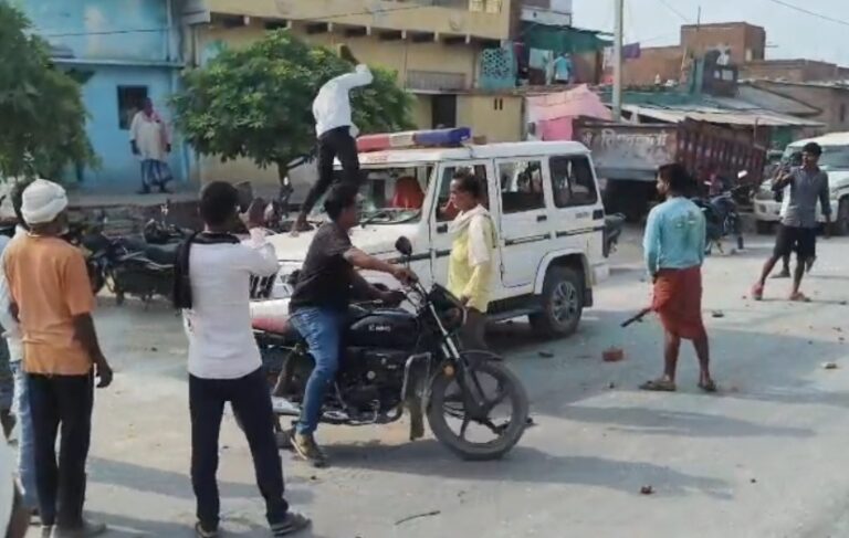 मीरजापुर ट्रक हादसे के बाद बवाल, मुआवजे की मांग पर सड़क जाम; पुलिस ने किया लाठीचार्ज