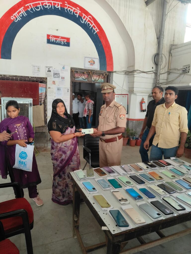 जीआरपी मीरजापुर का बड़ा कमाल! 25 लाख के 105 गुम मोबाइल बरामद, मालिकों को लौटाए तो खिल उठे चेहरे