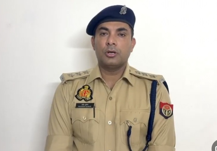 ग्रेटर नोएडा में अल्ट्रासाउंड क्लीनिक में लगी भीषण आग: एसी में शॉर्ट सर्किट से मची अफरा-तफरी, क्लीनिक जलकर खाक