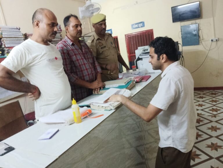 देवरिया डीएम का भलुअनी थाने पर औचक निरीक्षण, फरियादियों की शिकायतों के त्वरित निस्तारण के निर्देश