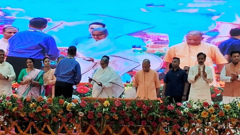 योगी सरकार का शिक्षकों को बड़ा तोहफा! वाराणसी से कैशलेस इलाज सुविधा शुरू, 1.10 करोड़ छात्रों के खातों में पहुंची DBT राशि