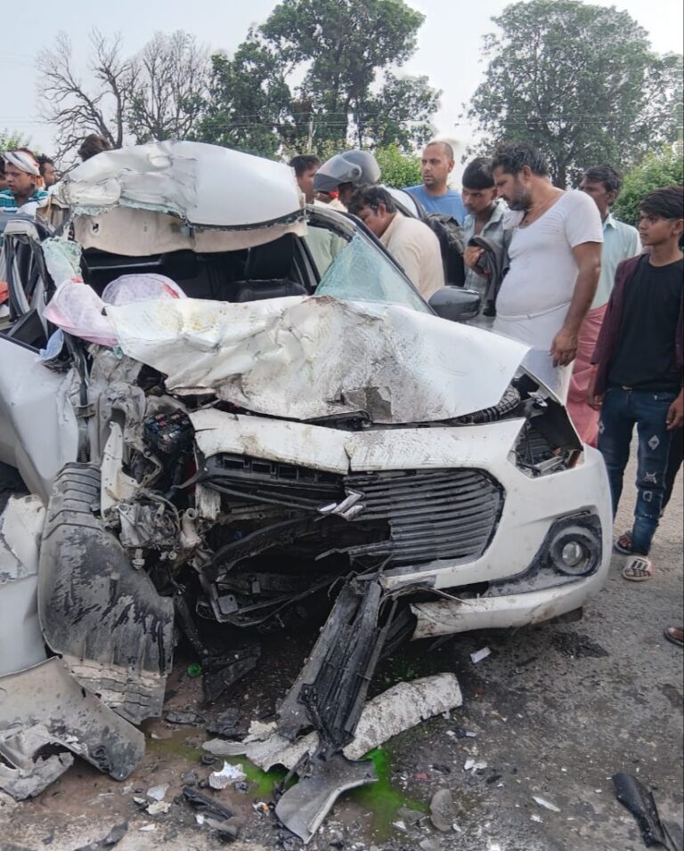 मौत की पार्किंग बनी काल! मीरजापुर में खड़े ट्रकों से टकराई कार, बहू-ससुर की दर्दनाक मौत