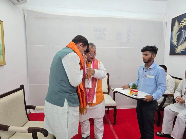 बिहार में ‘एक पेड़ माँ के नाम’ अभियान से जुड़े यूपी विधानसभा अध्यक्ष सतीश महाना, गया में किया पौधरोपण