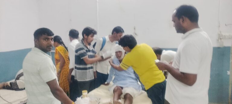 सुलतानपुर में अयोध्या जा रही टूरिस्ट क्रूजर हादसे का शिकार, टायर फटने से बिजली के खंभे से टकराई गाड़ी; 12 घायल