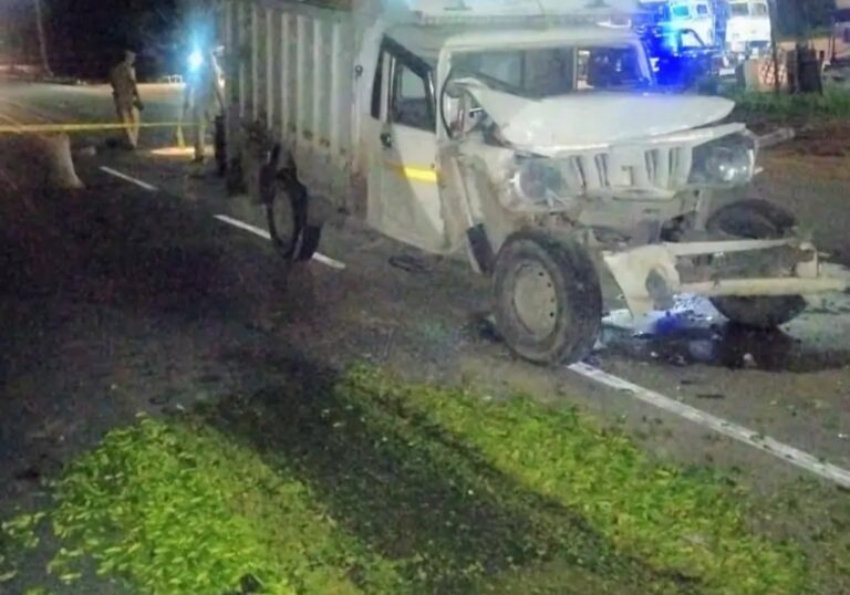 औरैया में सब्जी लदी पिकअप अज्ञात भारी वाहन से टकराई, चालक गंभीर घायल