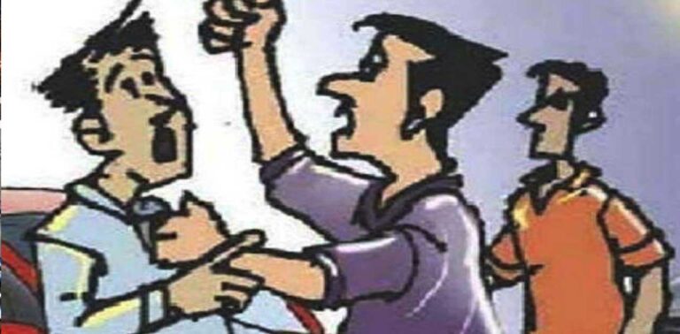 नोएडा में लोन रिकवरी करने पहुंचे बैंक मैनेजर से मारपीट, बेटे और साथियों पर केस दर्ज
