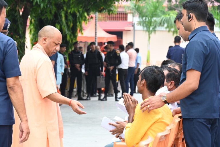 गोरखपुर में जनता दर्शन के दौरान सीएम योगी बोले-‘चिंता मत करें, हर समस्या का होगा समाधान’