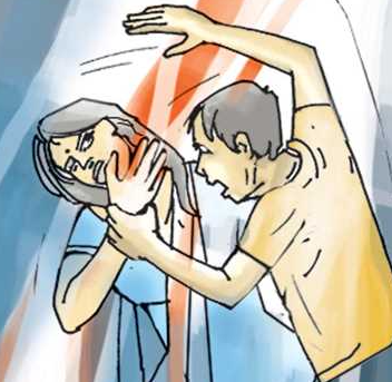 महोबा में दरवाजे पर ट्रैक्टर खड़ा करने का विरोध पड़ा भारी: महिला से मारपीट, पिता-पुत्र समेत तीन पर मुकदमा