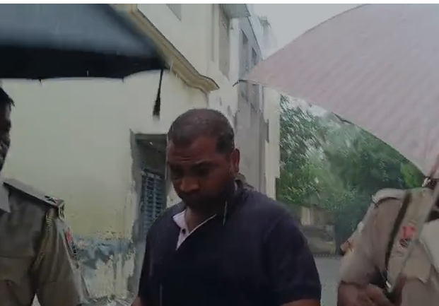 मुजफ्फरनगर में बंधुआ मजदूर अत्याचार मामले में बड़ी कार्रवाई, बी-वारंट पर अंकित बालियान कोर्ट में पेश, सुरक्षा घेरे में हुई पेशी