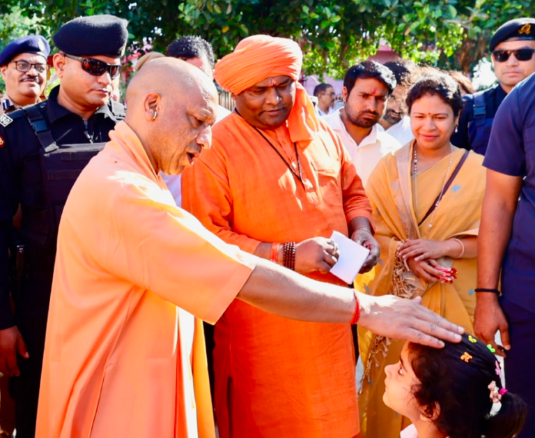 गुप्त नवरात्रि अष्टमी पर सीएम योगी ने देवीपाटन मंदिर में की पूजा, मां पाटेश्वरी से प्रदेश की खुशहाली की कामना