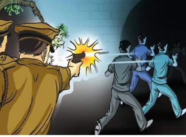 मऊ में पुलिस मुठभेड़, गोतस्करी के आरोपी इनामी बदमाश के पैर में लगी गोली; तमंचा बरामद