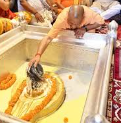 सावन के पहले दिन बाबा विश्वनाथ के दरबार पहुंचे सीएम योगी, जलाभिषेक कर की लोककल्याण की कामना